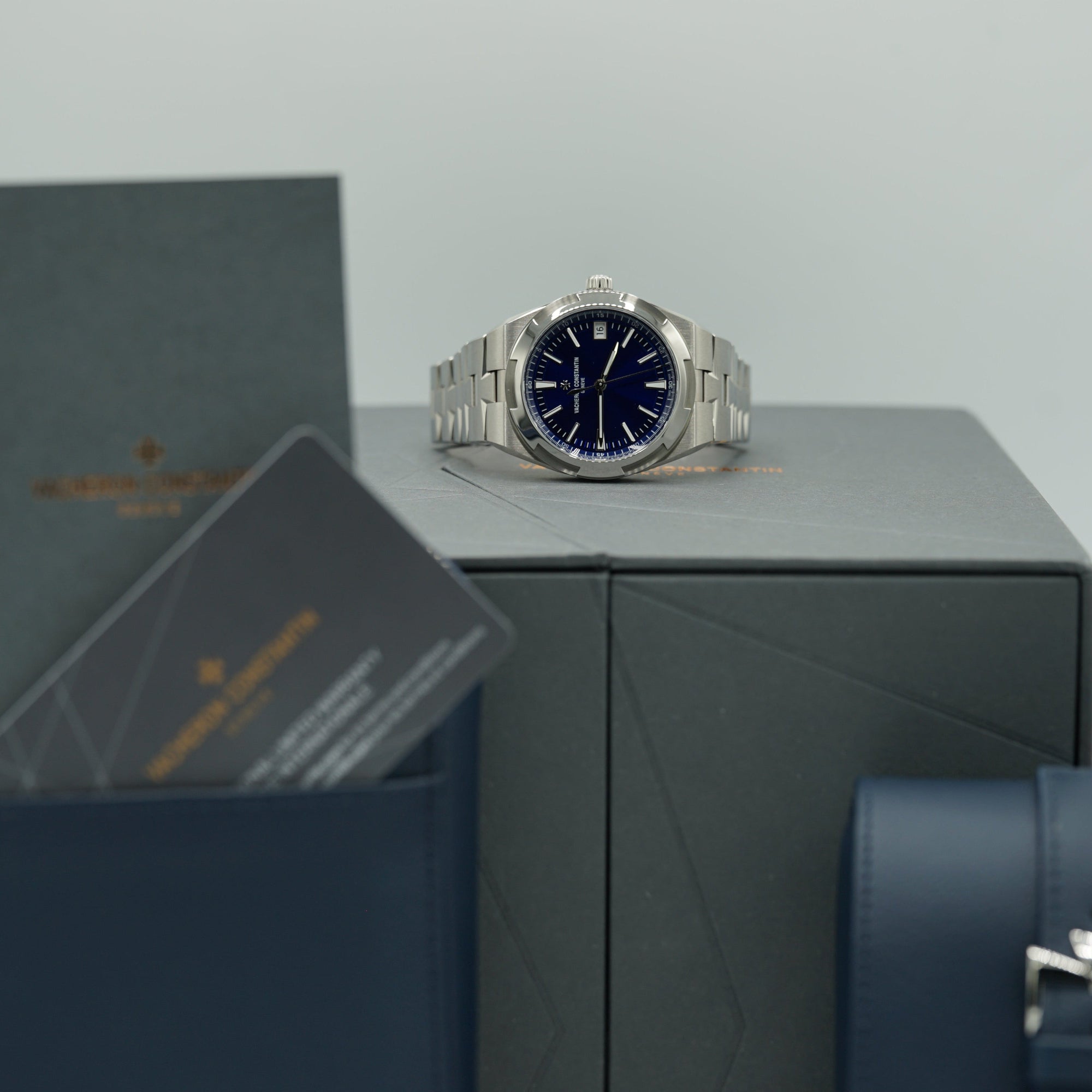 Vacheron Constantin Overseas self-winding 41 mm Blue Dial Stainless Steel Bracelet 4520V/210A-B128 - WATCHXNYC
