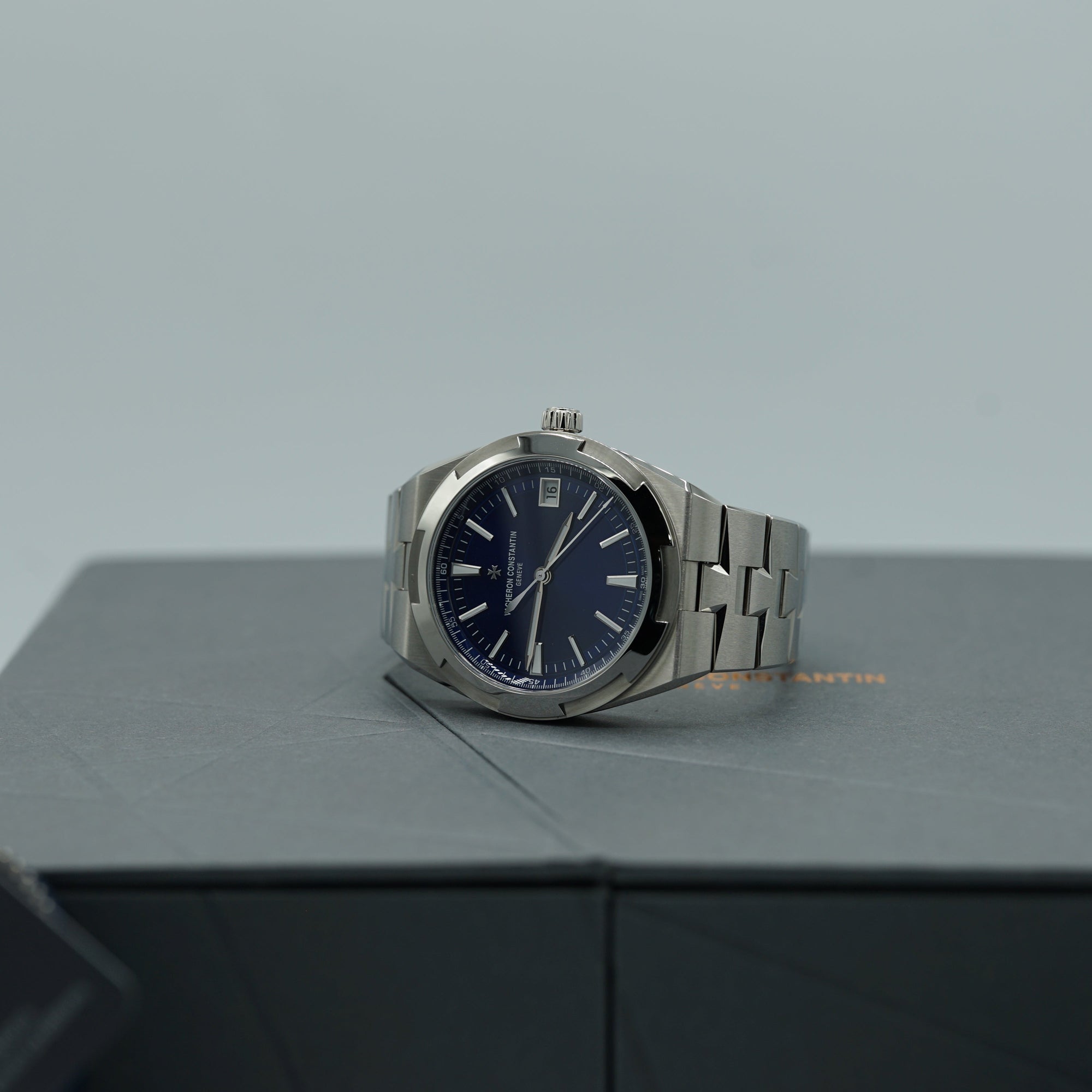 Vacheron Constantin Overseas self-winding 41 mm Blue Dial Stainless Steel Bracelet 4520V/210A-B128 - WATCHXNYC