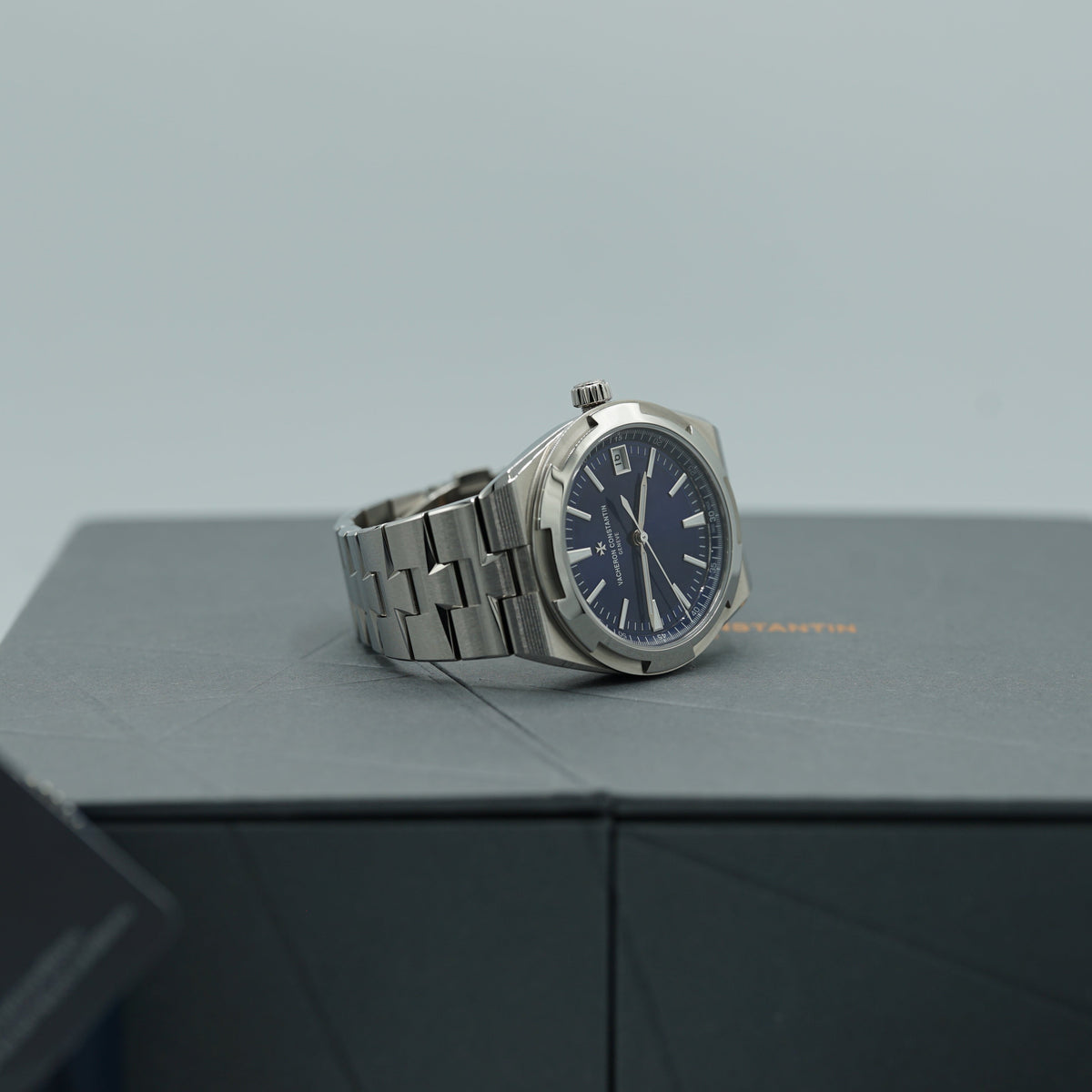 Vacheron Constantin Overseas self-winding 41 mm Blue Dial Stainless Steel Bracelet 4520V/210A-B128 - WATCHXNYC