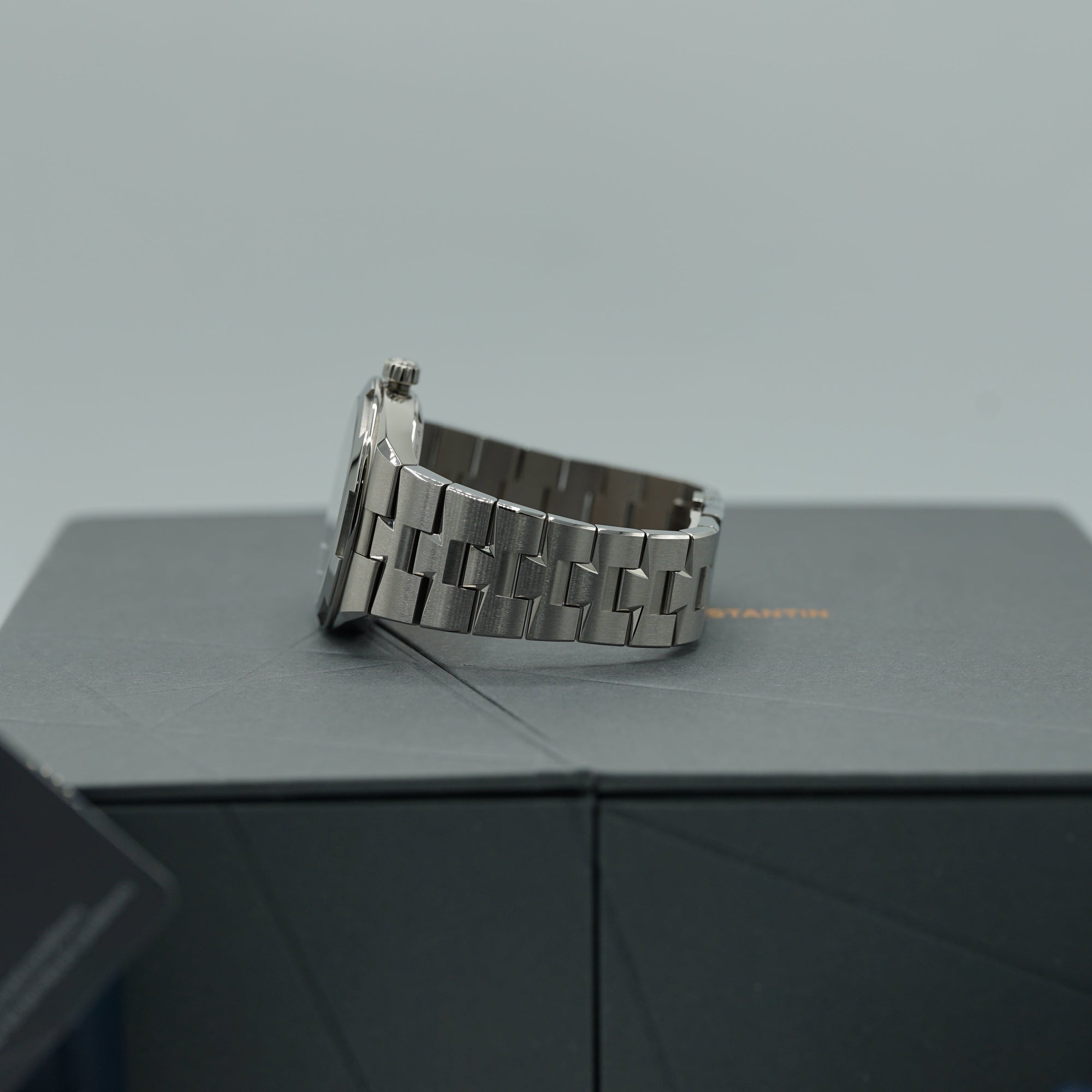 Vacheron Constantin Overseas self-winding 41 mm Blue Dial Stainless Steel Bracelet 4520V/210A-B128 - WATCHXNYC